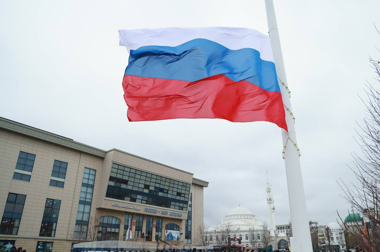 Акция «Равнение на флаг» прошла в Махачкале